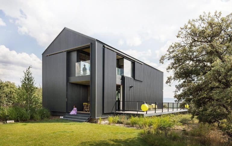 Industrial Barn House by Alberich-Rodríguez Arquitectos